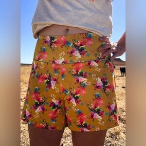 Sterling Kreek Warm Wildflower Floral Yellow Women's Shorts